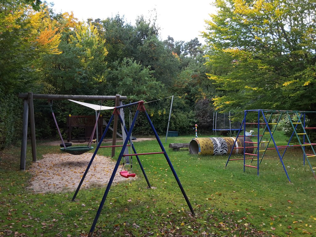 Kinderspielplatz mit vielen Spielgeräten